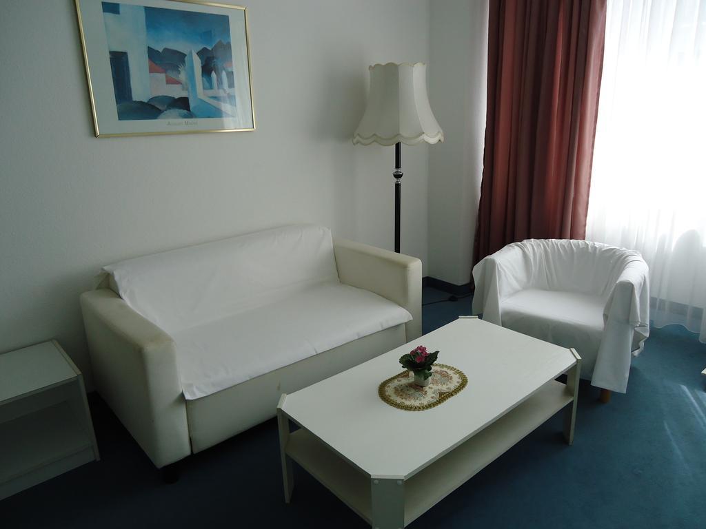 Hotel Kubrat Am Checkpoint Charlie Берлин Стая снимка